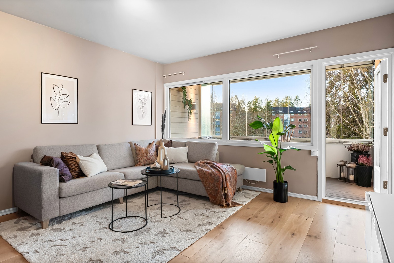 Fra stuen har du utgang til en vestvendt, innglasset balkong med grønt utsyn. Galleribilde