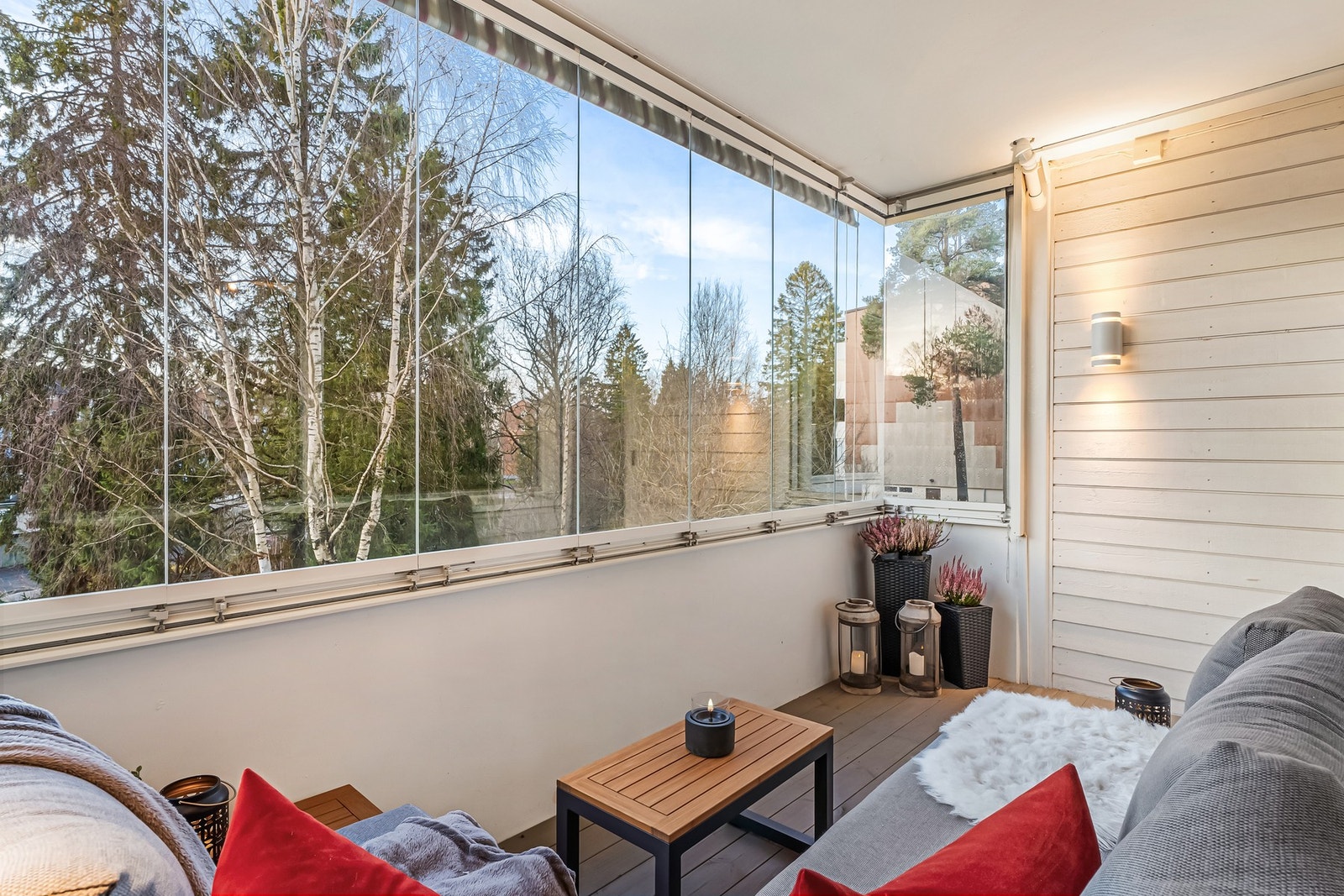 Balkongen er over 7 kvm, og har plass til både utemøblement og grill. Galleribilde