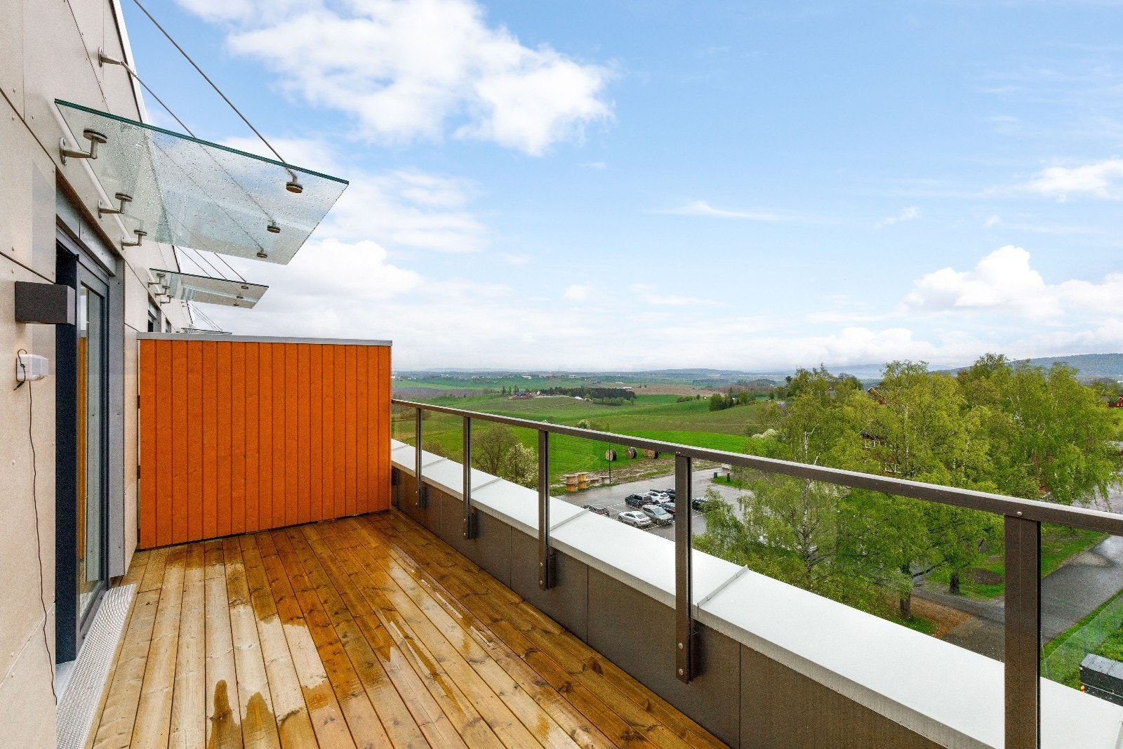 Stor og flott balkong med nydelig utsikt og gode solforhold Galleribilde