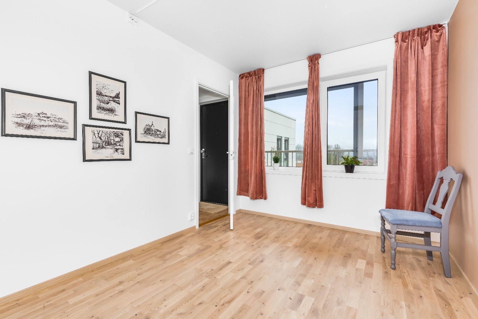 Romslig soverom med stor garderobe Galleribilde