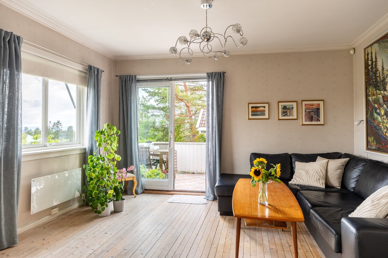 Stuen i 1. etasjen kan enkelt innredes med ønskelige møblementer. Galleribilde