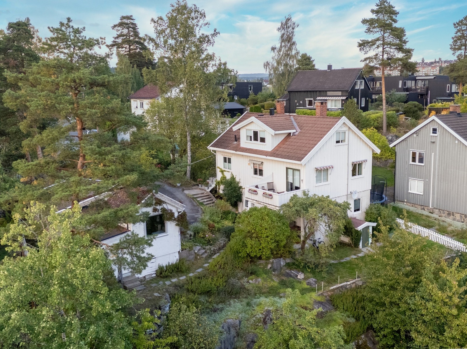 Eiendommen har kort gangavstand til Munkerud barneskole og Nordseter ungdomsskole. Gangavstand til flere barnehager. Galleribilde
