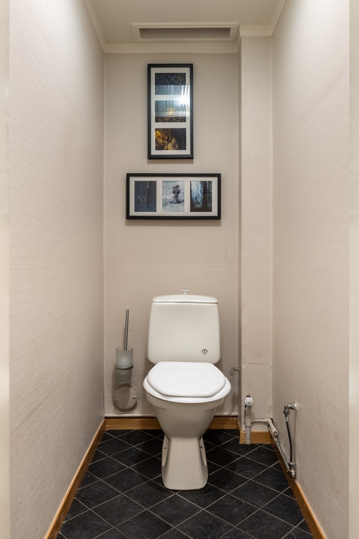 Separat toalettrom og bad i 1. etasje. Varme i gulv. Galleribilde