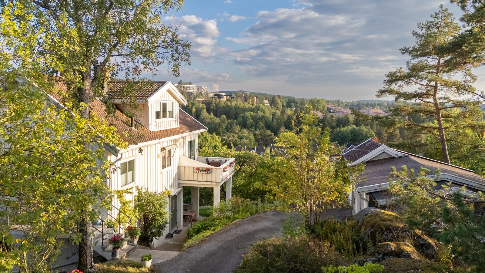 Perfekt for barnefamilier med kort vei til skoler, barnehager og natur. Stor naturtomt på hele 1093 kvm med skjermet og lukket innkjørsel. Galleribilde