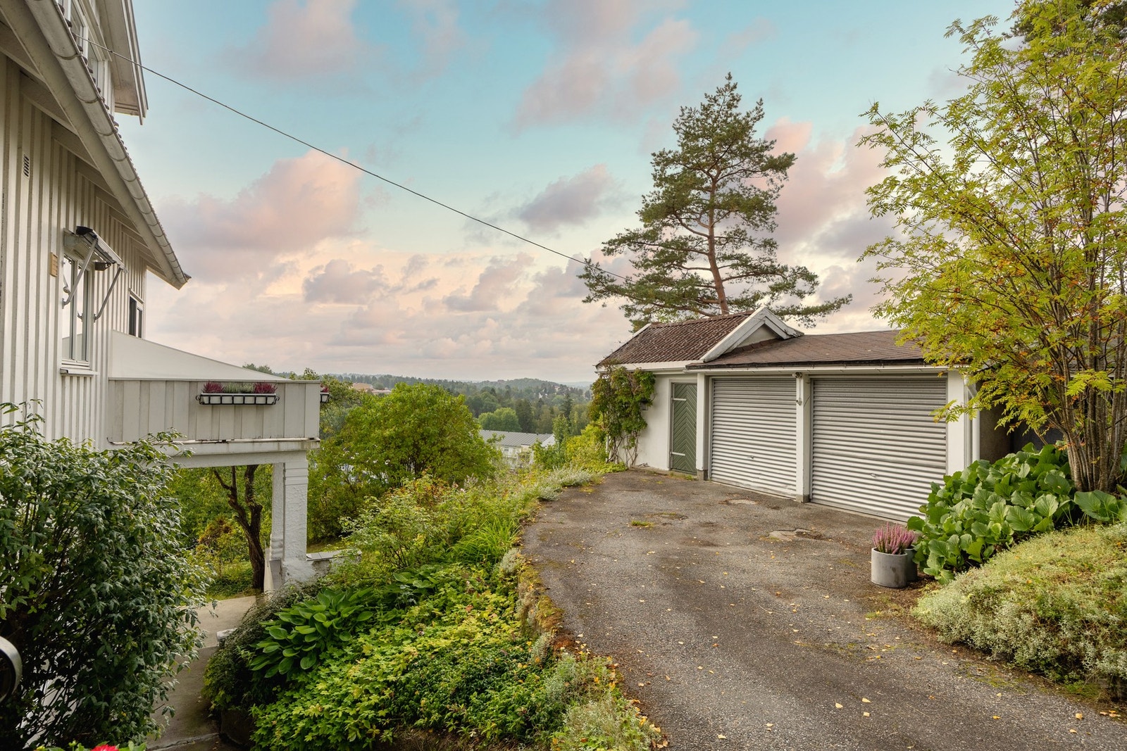 Frittstående garasjer med tilhørende utebod samt plass til flere biler i innkjørsel. Galleribilde