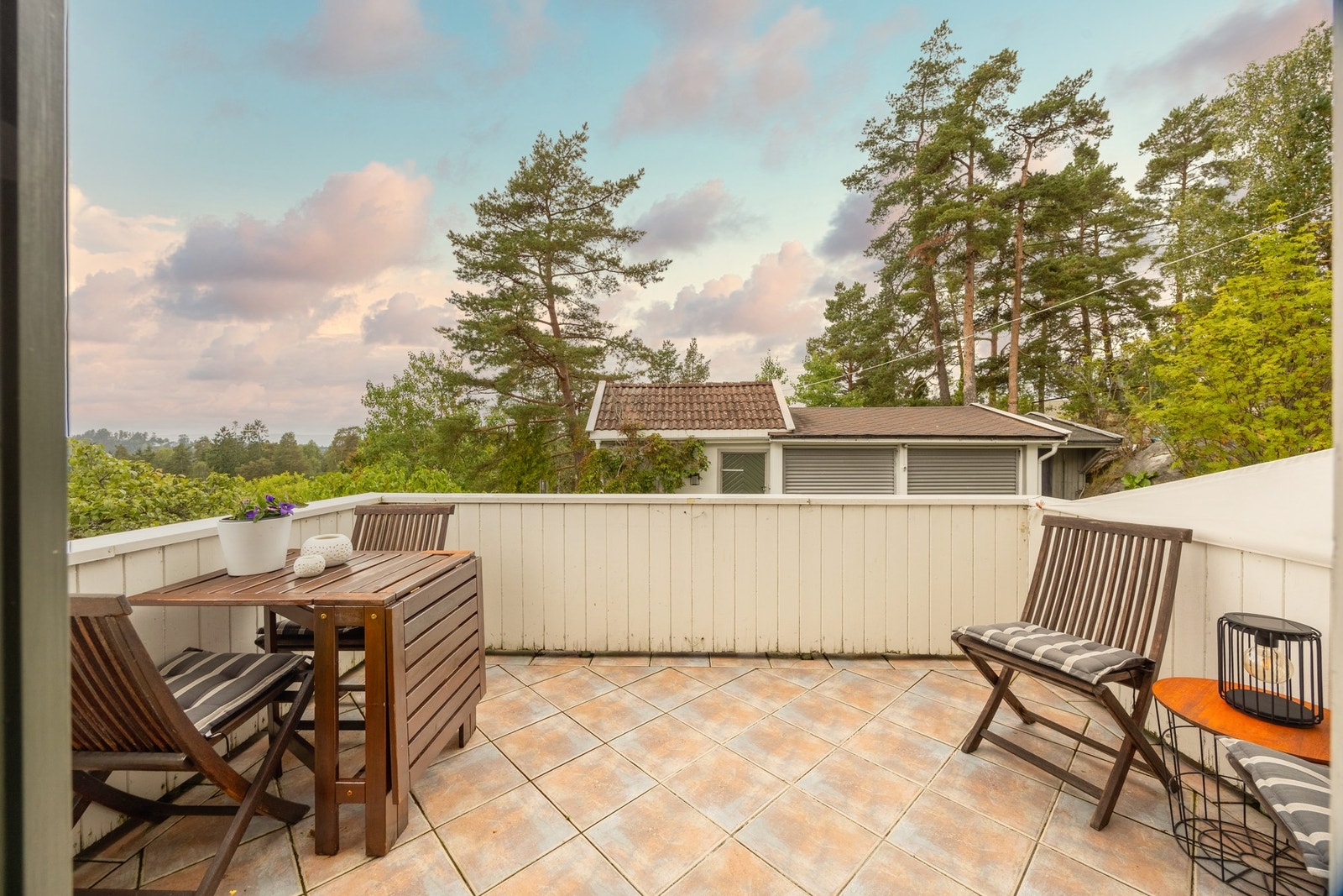 Utgang fra stue til solrik vestvendt veranda. Galleribilde