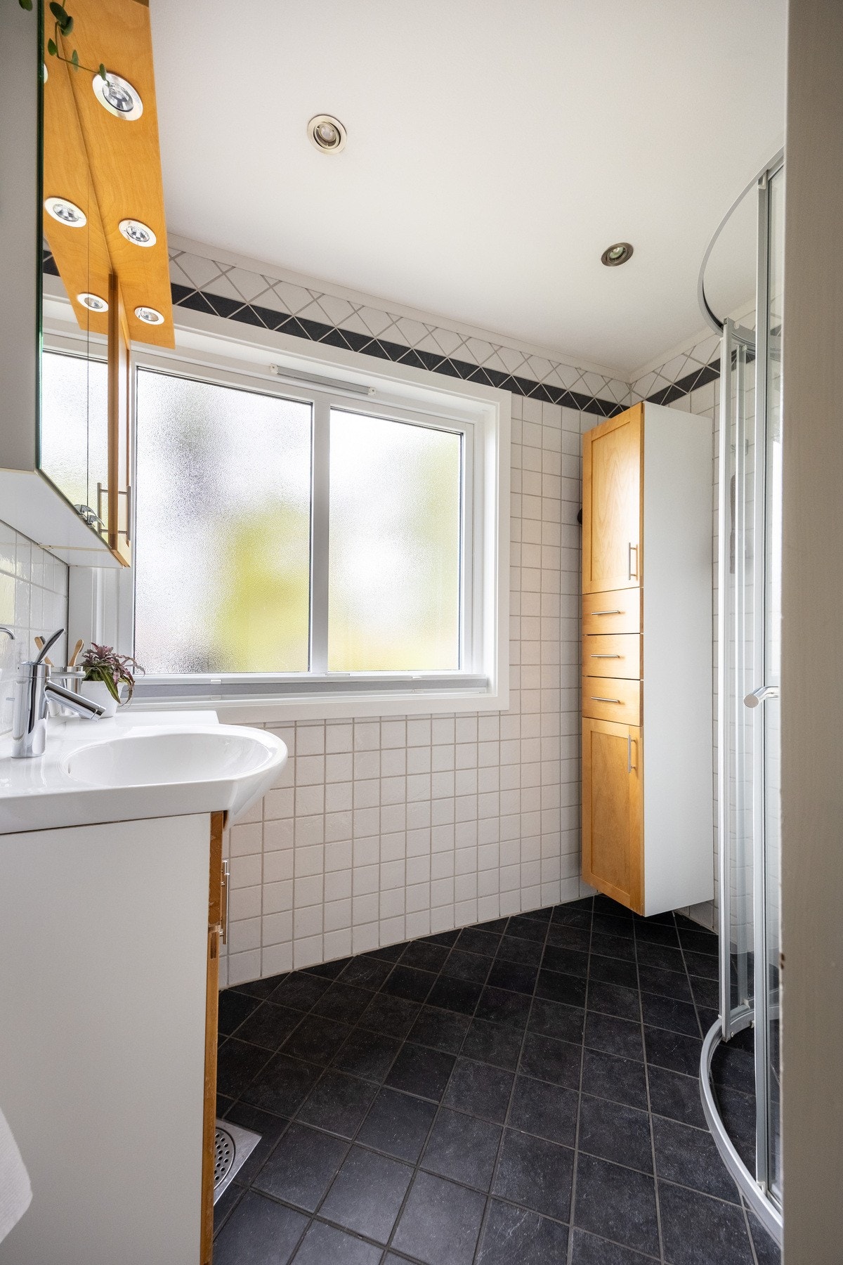 Speil/overskap med belysning og stikkontakter montert på vegg over servant. Galleribilde