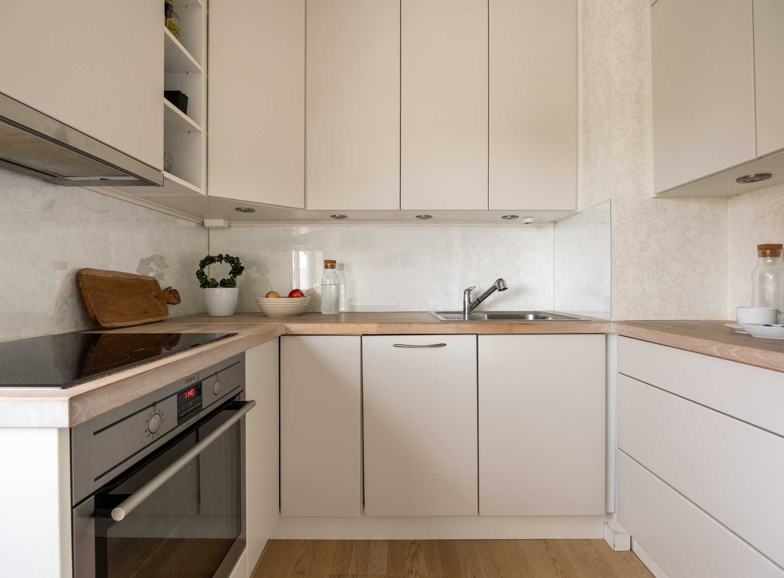 Kjøkkenet har godt med både skap- og benkeplass. Galleribilde