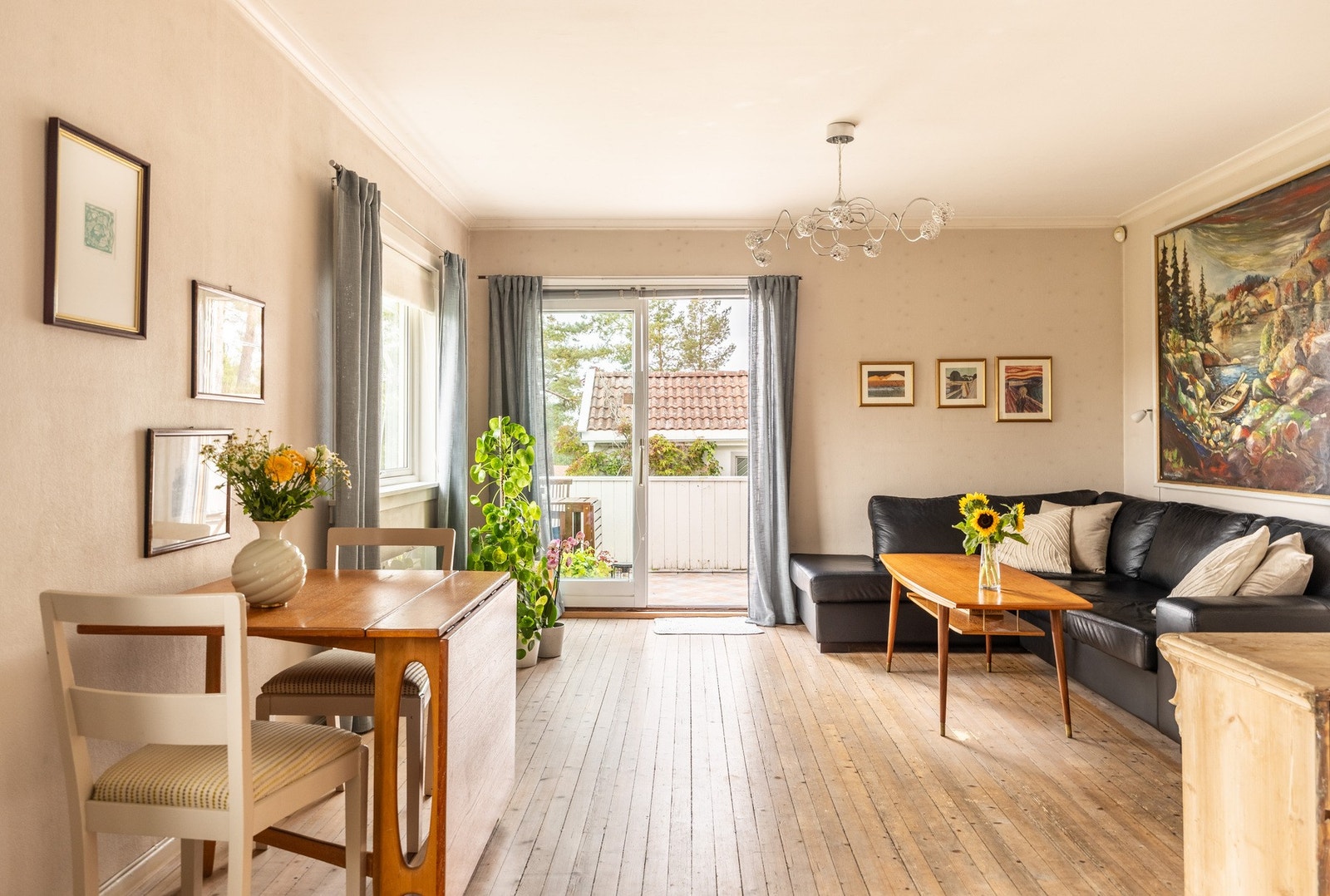 Boligen har store vindusflater som slipper inn mye naturlig lys. Galleribilde