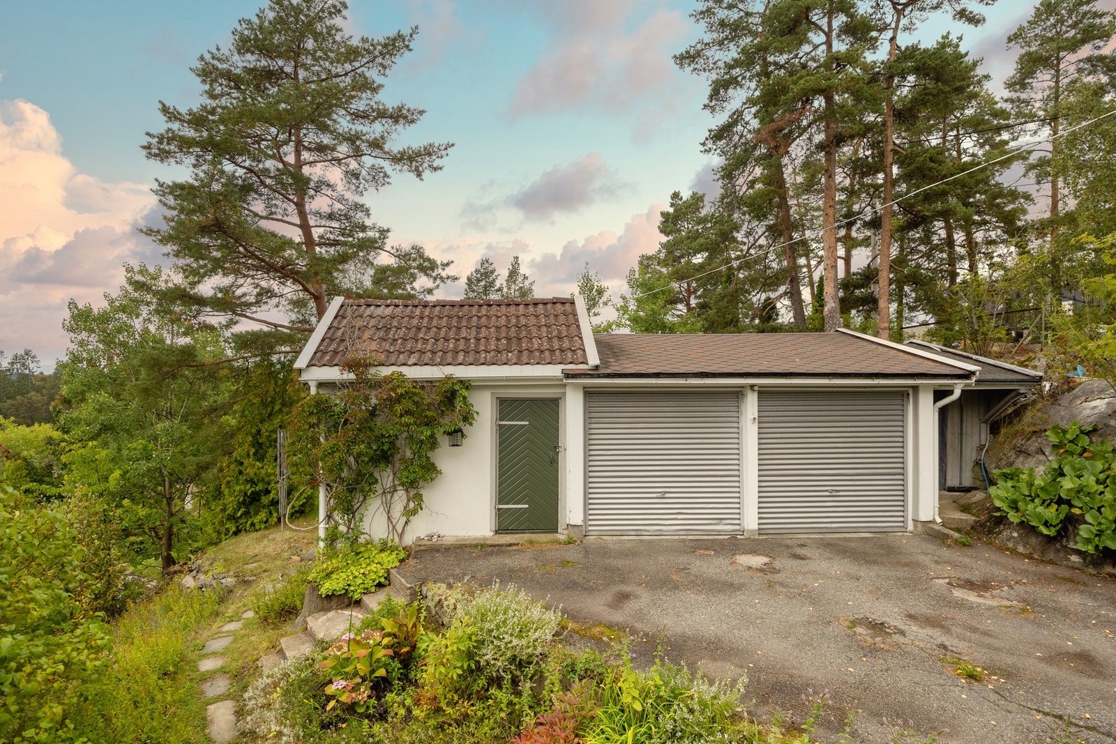 Frittstående garasje med to biloppstillingsplasser. Galleribilde