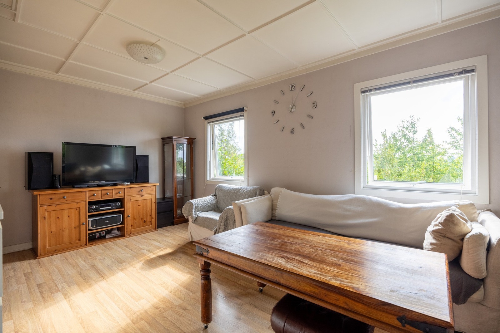 Underetasje består av entré, gang, bad, stue og to soverom. Gang, bod og vaskekjeller. Galleribilde