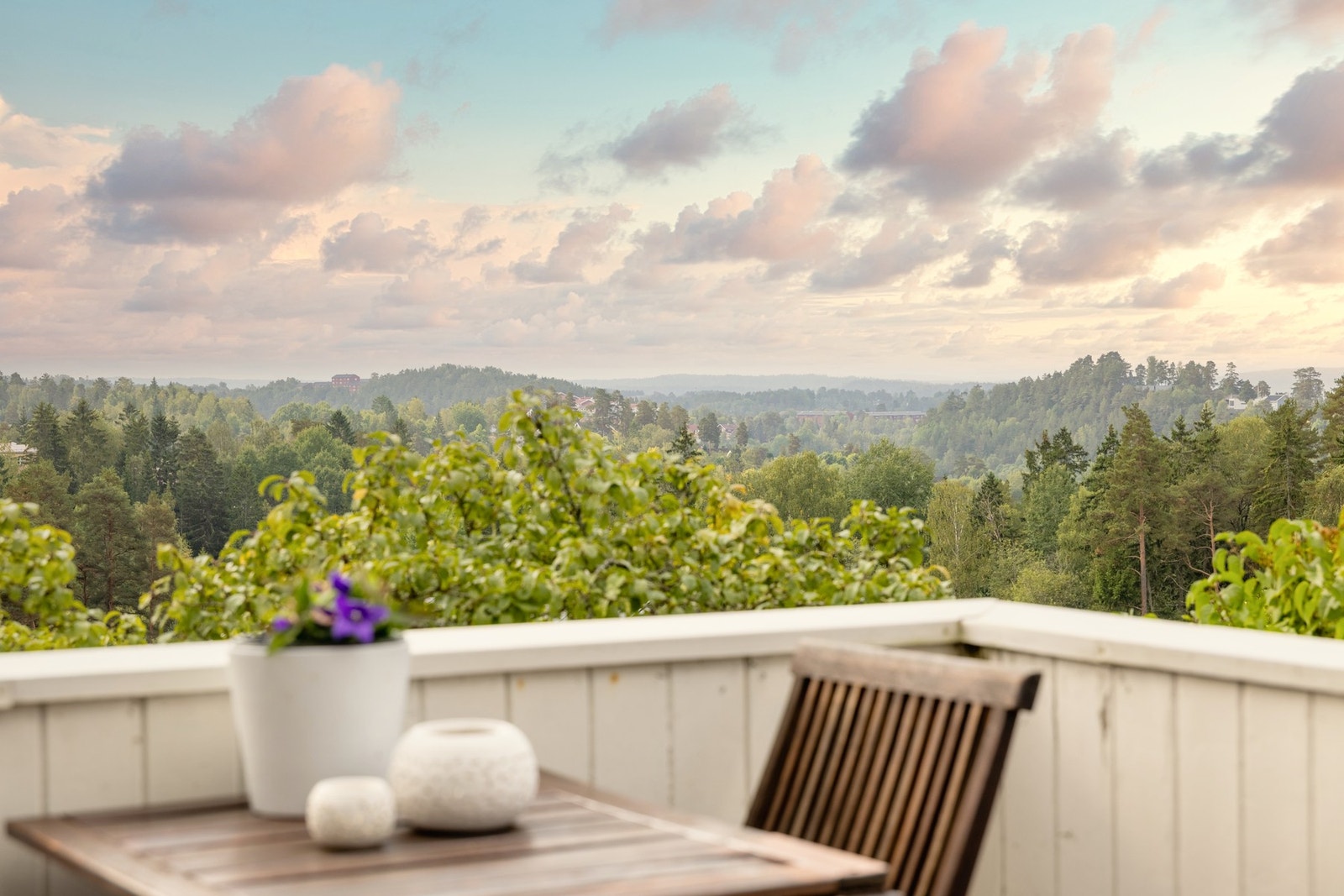 Drømmer du om en familievennlig bolig i rolige omgivelser? På vakre Nordstrand finner du denne innholdsrike boligen med et oppgraderingsbehov. Galleribilde