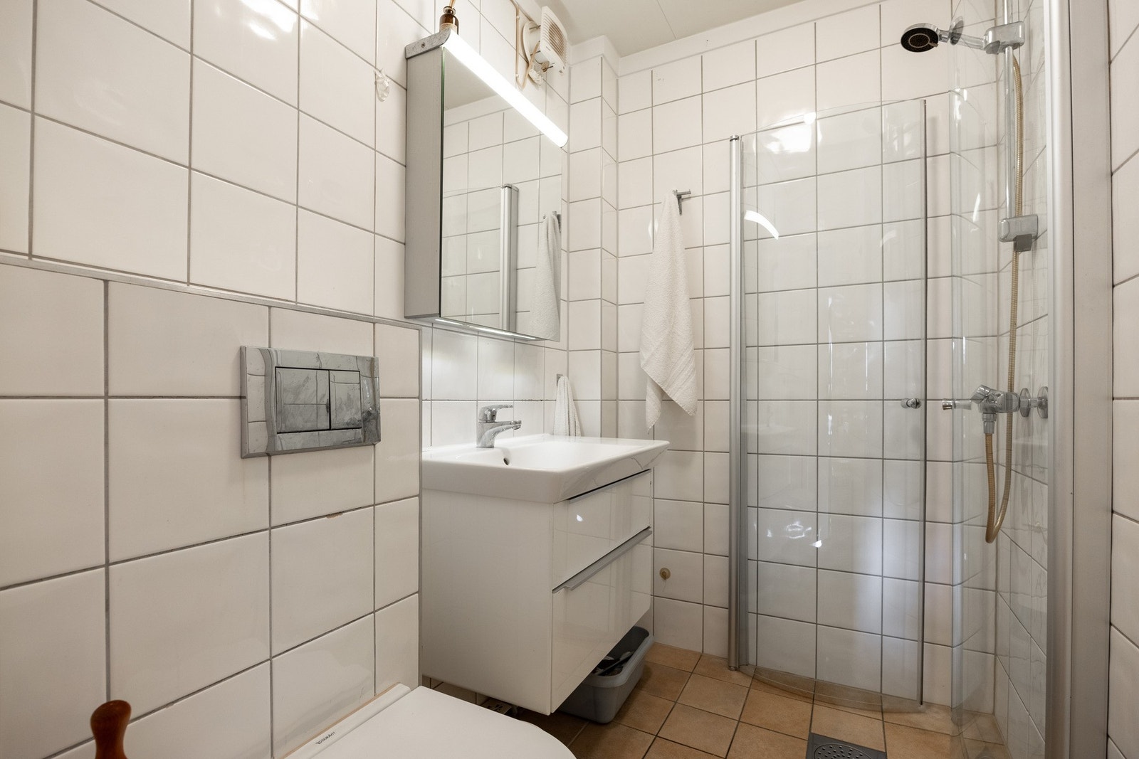 Pent baderom fra 2013 med flislagt gulv med gulvvarme og flislagte vegger. Galleribilde