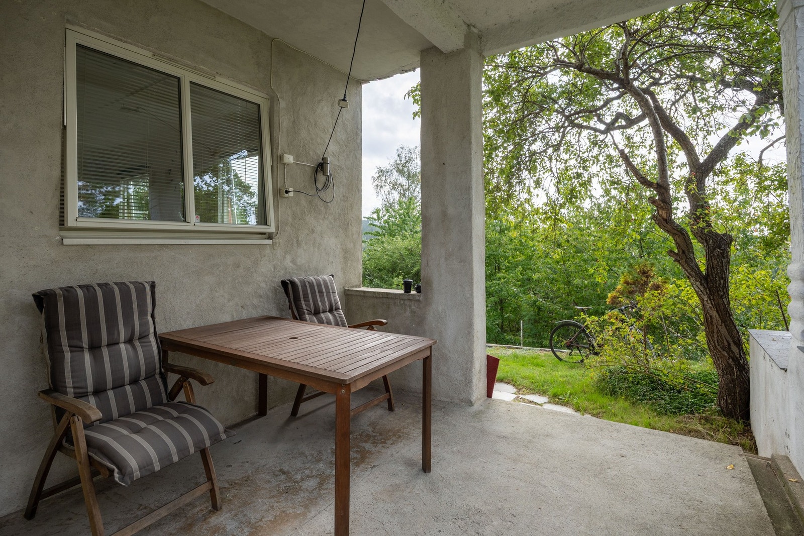 Overbygget uteplass. Galleribilde