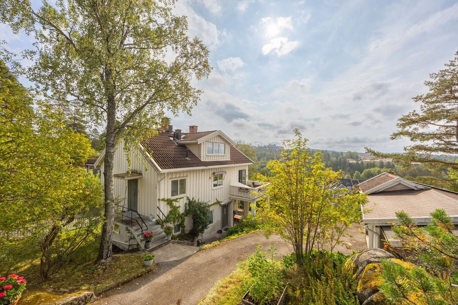 Boligen har et oppgraderingsbehov - mange muligheter både inne og ute. Galleribilde