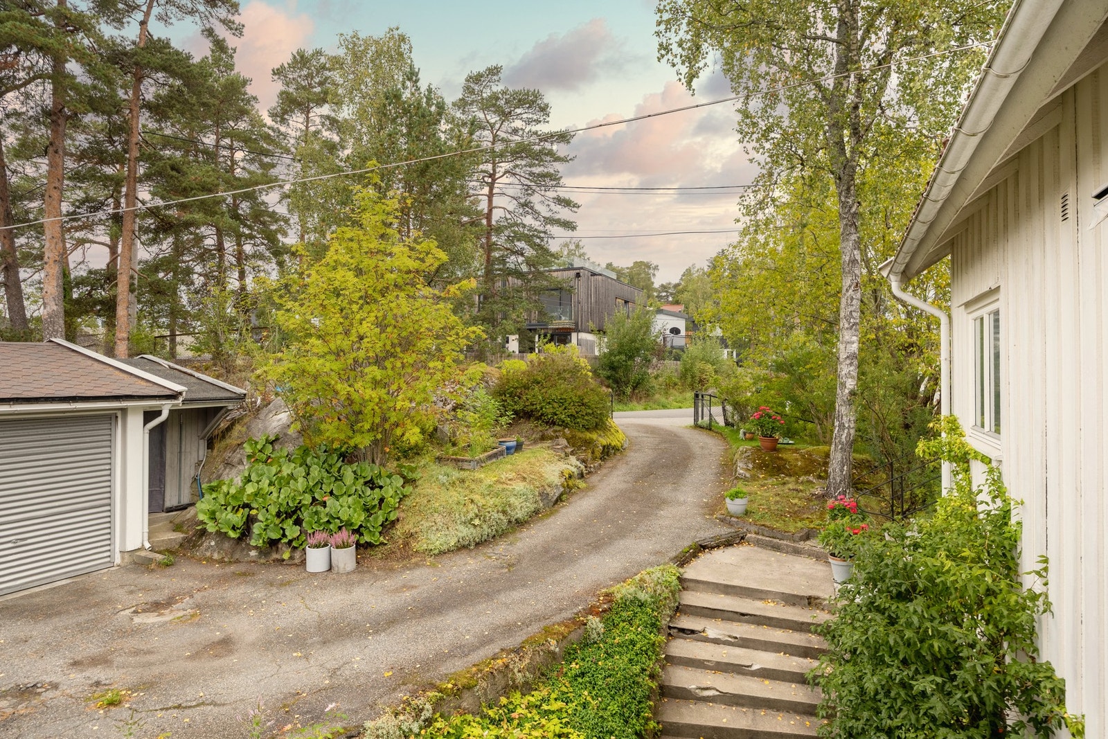 Flere biloppstillingsplasser på egen tomt. Galleribilde