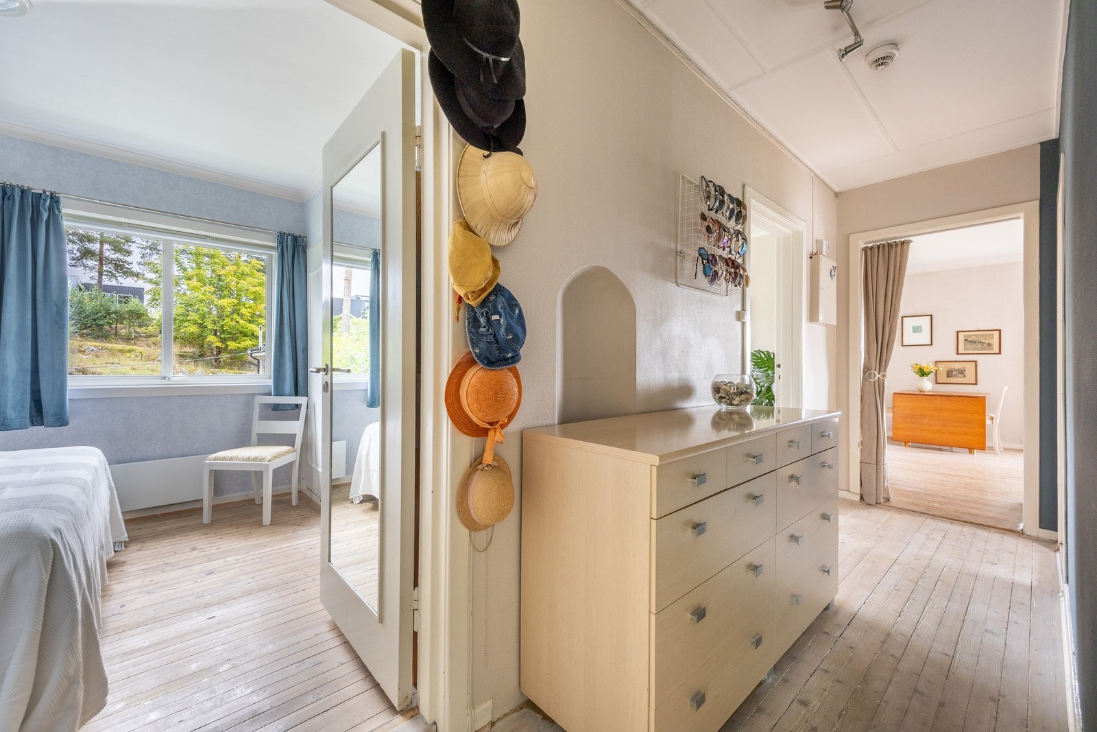 Boligen har totalt to soverom i 1. etasjen. Galleribilde