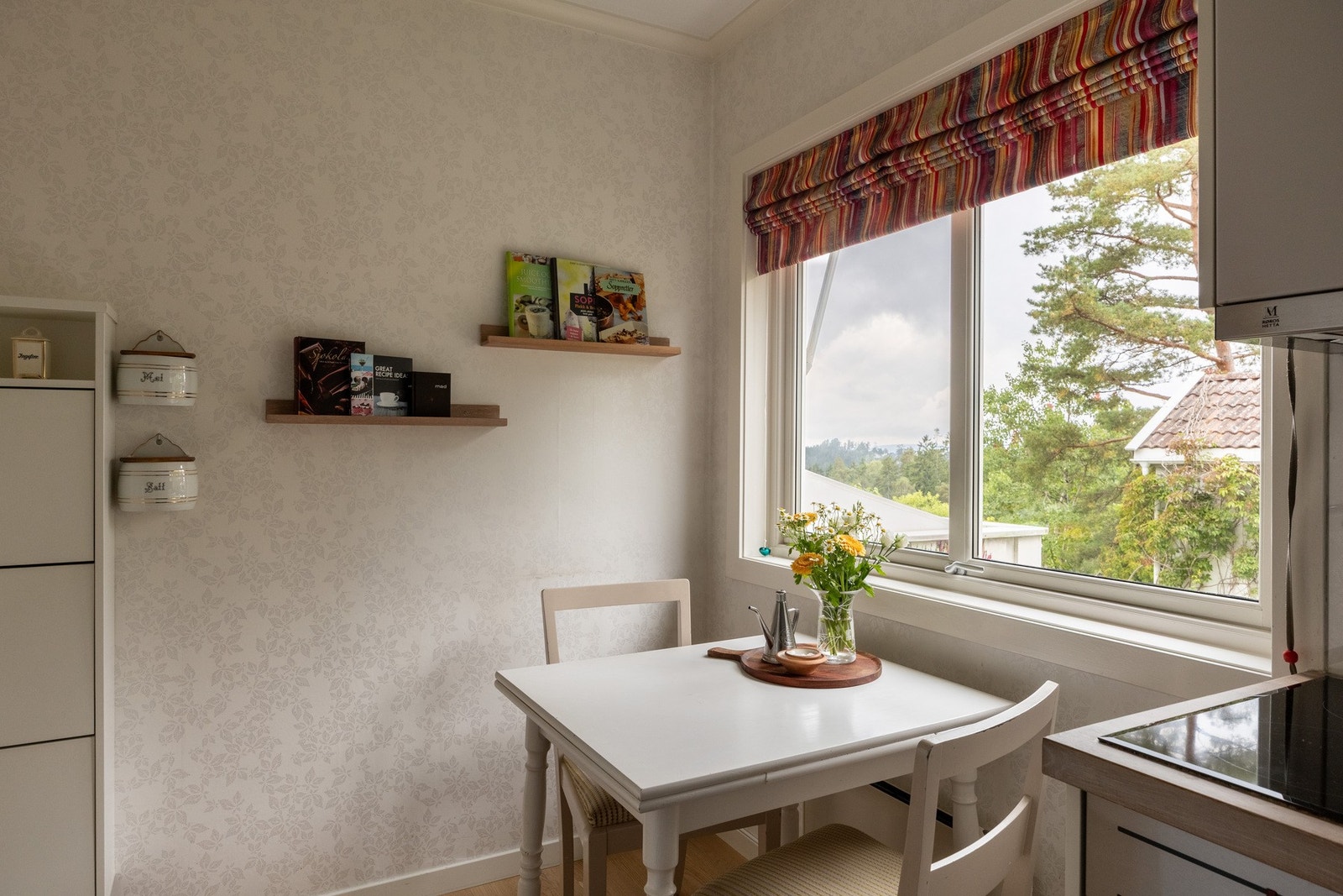 Deilig utsikt også fra kjøkken. Galleribilde