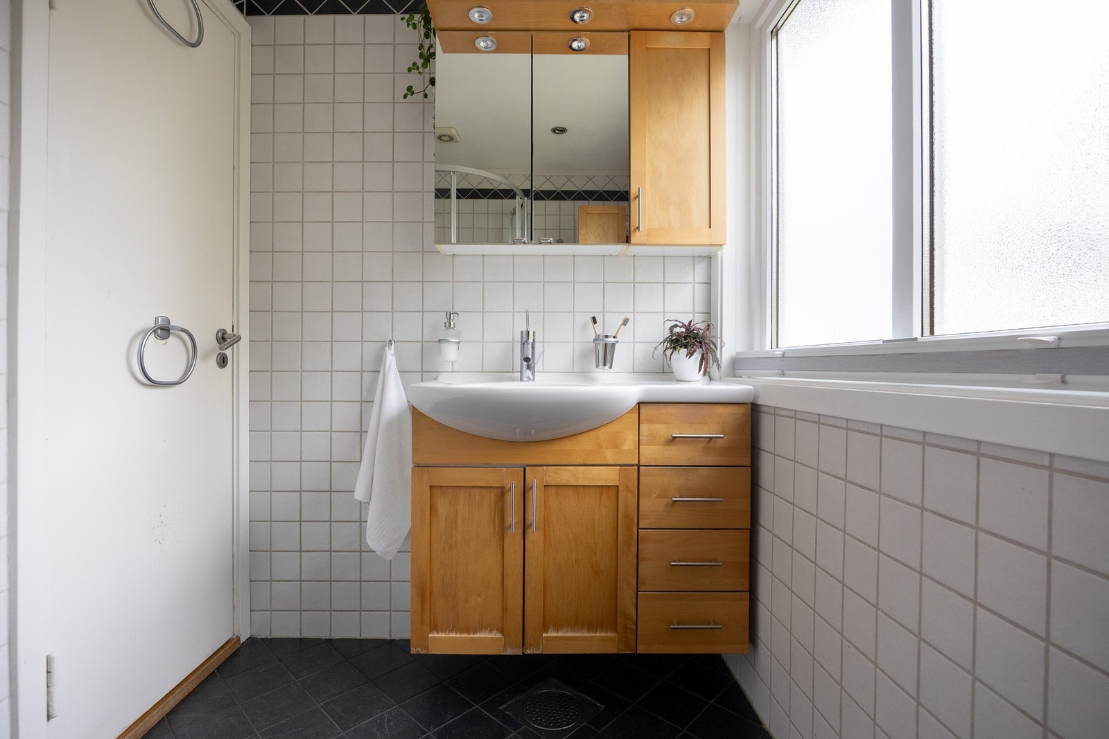 Pent baderom fra 2003 med flislagt gulv med gulvvarme og flislagte vegger. Galleribilde