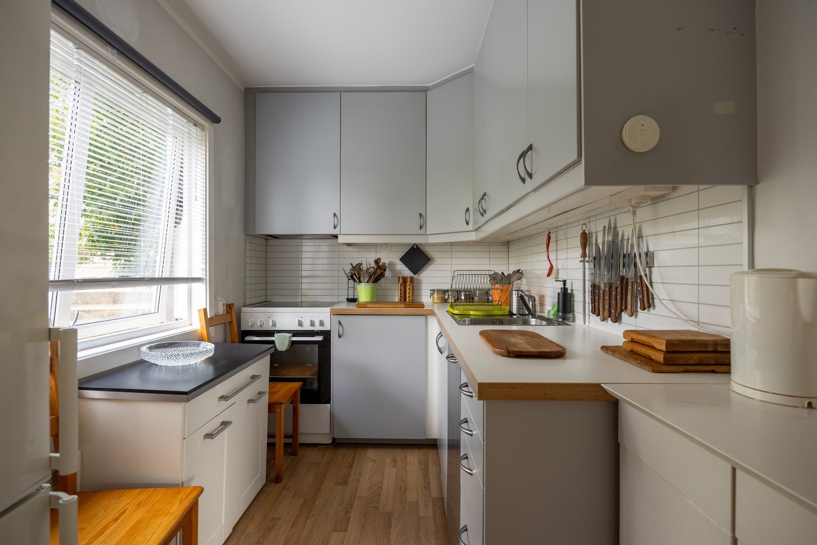 Praktisk kjøkken fra 2014 med glatte fronter. Galleribilde