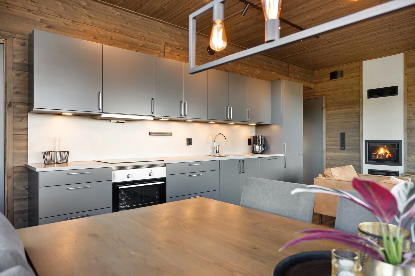 Flott kjøkken, i høy kvalitet og med integrerte hvitevarer. Galleribilde