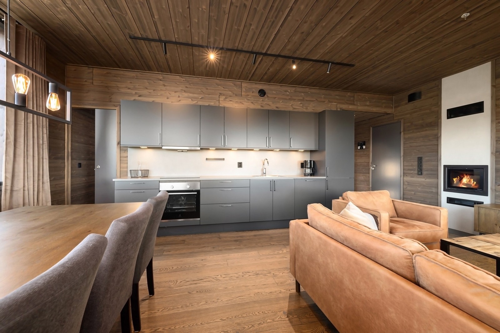 Hva er ikke bedre enn å nyte måltider med peisen i bakgrunn. Galleribilde