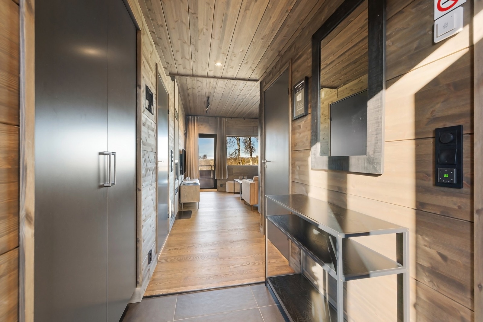 Gangen på leiligheten har integrert garderobeskap og skaper en flott inngang til leiligheten Galleribilde