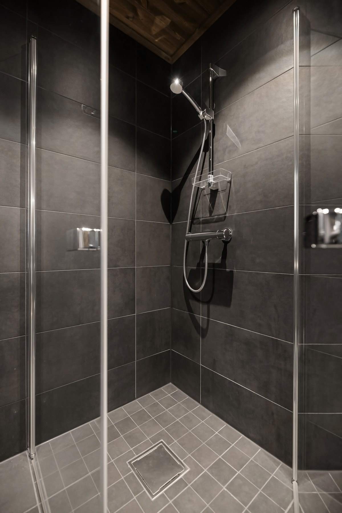 Flott og innbydende dusj med plassbesparende vegger. Galleribilde