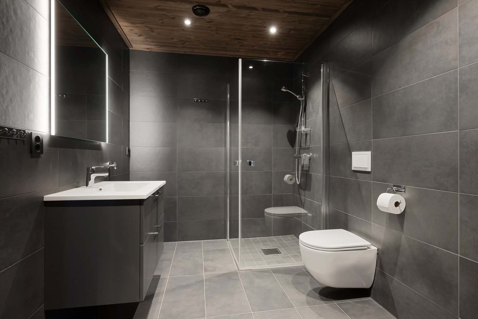 Moderne bad, men downlights i tak, veggmontert wc og flotte fjell farger. Galleribilde