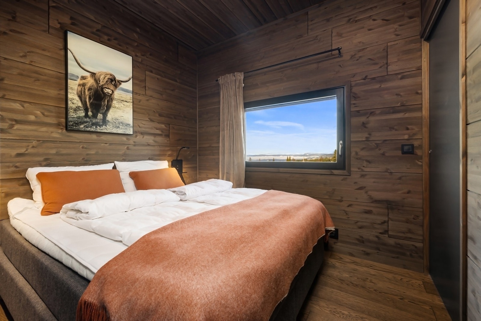 Soverom 2, alle soverom har skyvedører, noe som er plassbesparende. Galleribilde