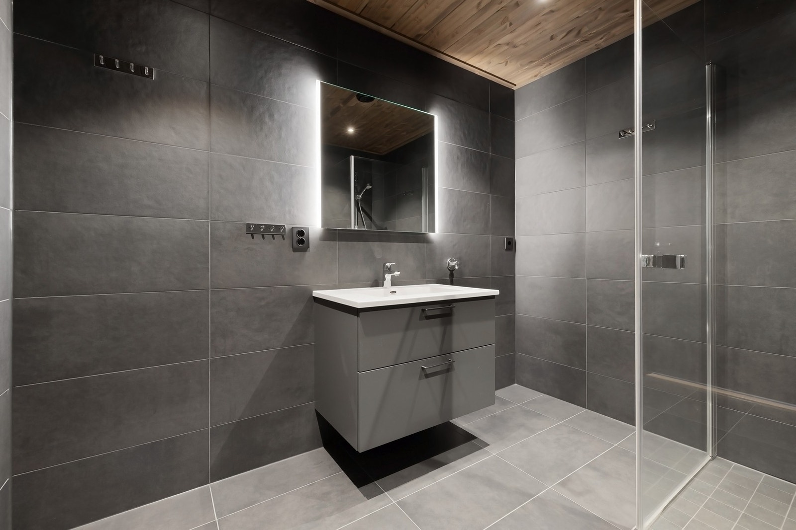 Badet er moderne, men plass til flere skaper eller vaskemaskin og tørketrommel. Galleribilde