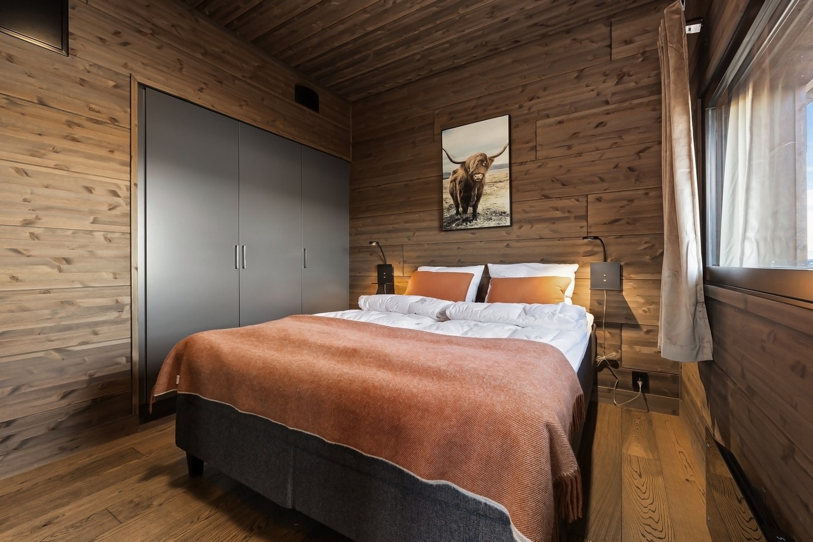 Soverom 2 har også integrerte garderobeskap Galleribilde