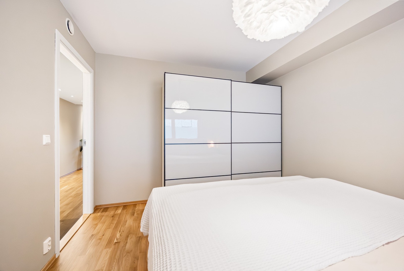 Det er god plass til dobbeltseng og nattbord, og rommet er for øvrig innredet med en praktisk skyvedørsgarderobe. Galleribilde