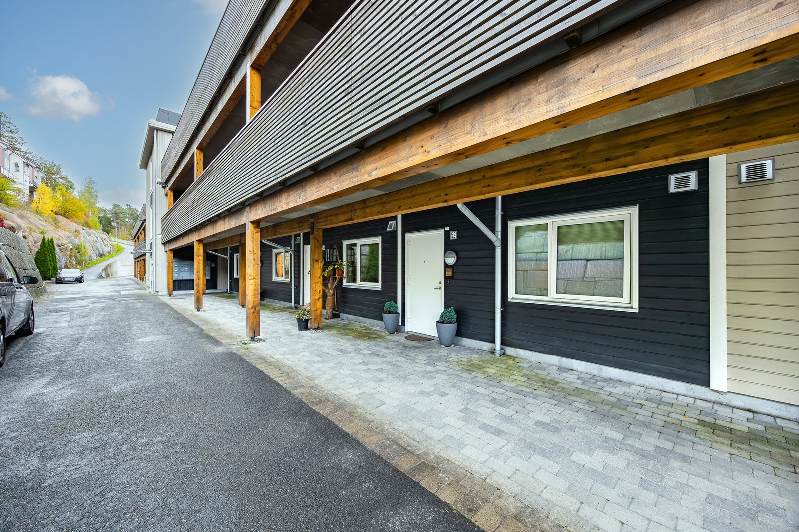 Leiligheten ligger i byggets første etasje og har adkomst via bakkeplan i bakkant av bygget. Galleribilde