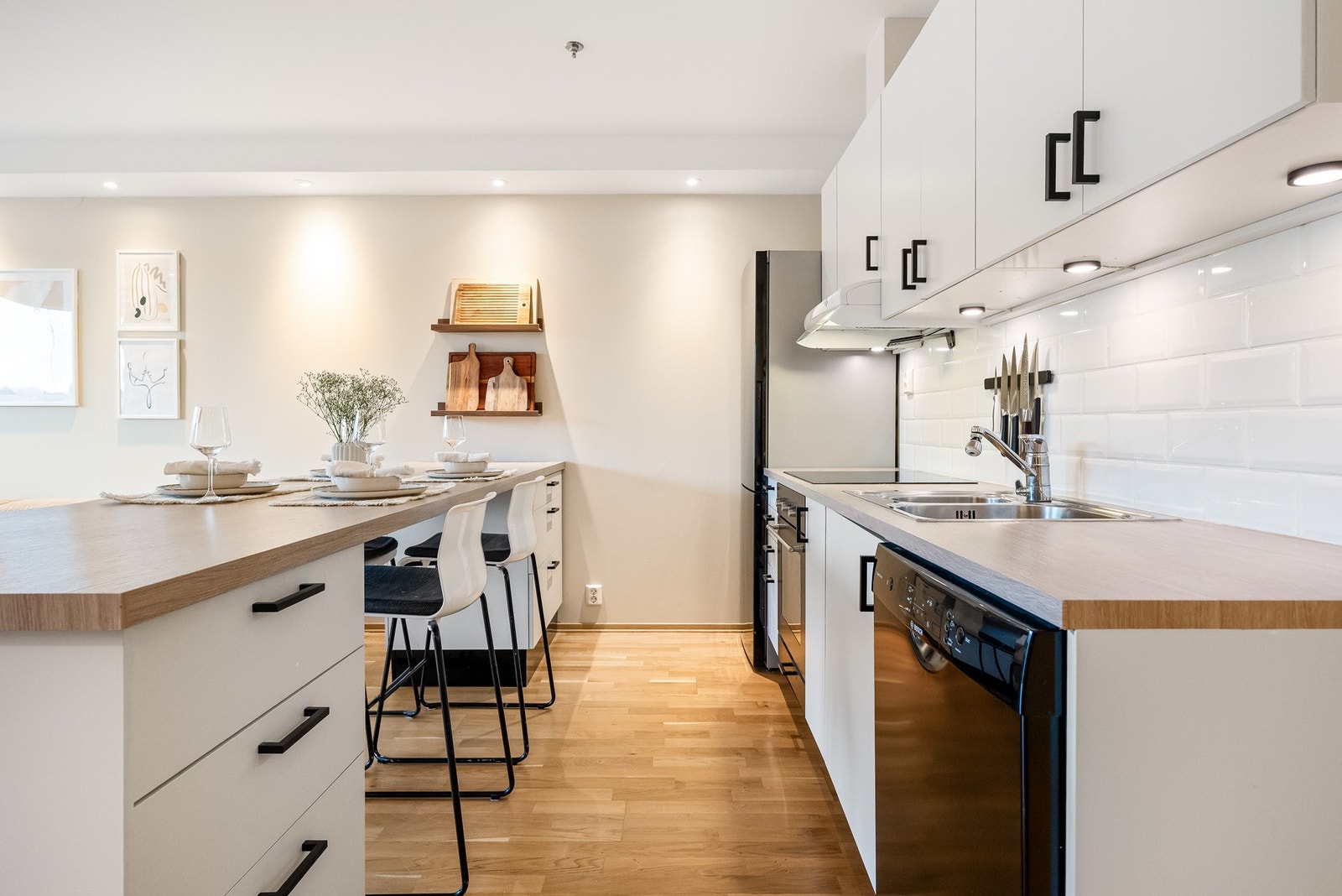 Det er praktisk belysning over benken, samt flisfelt mellom overskap og kjøkkenbenk. Galleribilde