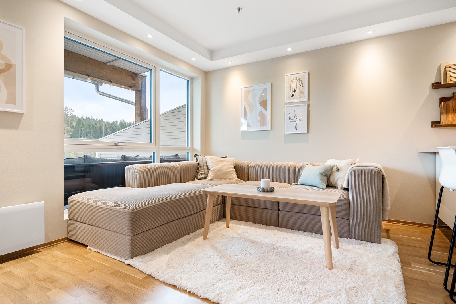 Rommet er malt i moderne fargetoner og det er trestavs parkett på gulvet. Galleribilde