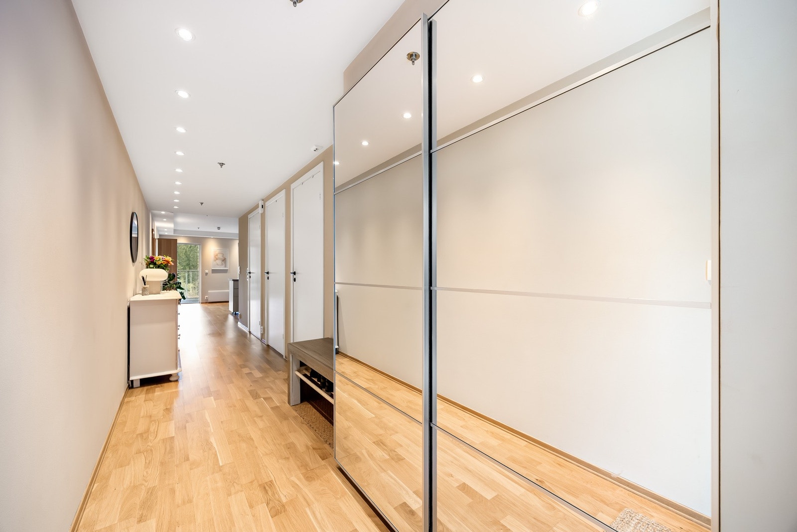 Vel innenfor inngangsdøren møtes du av et trivelig entréområde, innredet med en skyvedørsgarderobe. Galleribilde