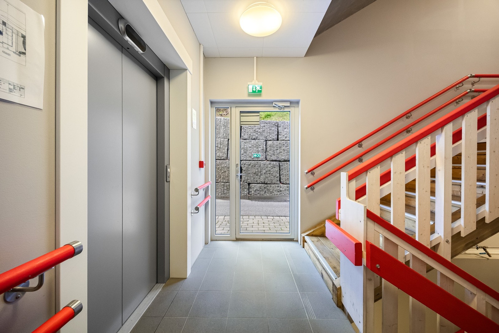 Det er heisadkomst mellom etasjene i bygget. Galleribilde