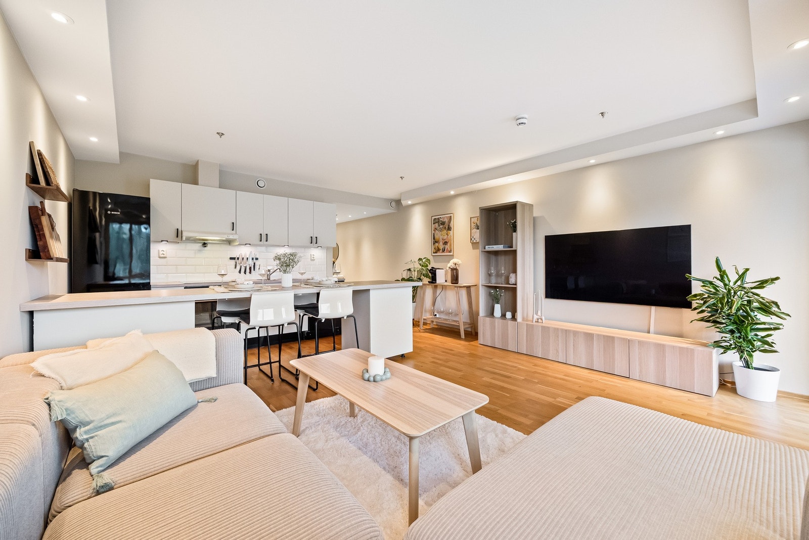 Her er det plass til både sofagruppe, TV-anlegg og spisebord. Galleribilde