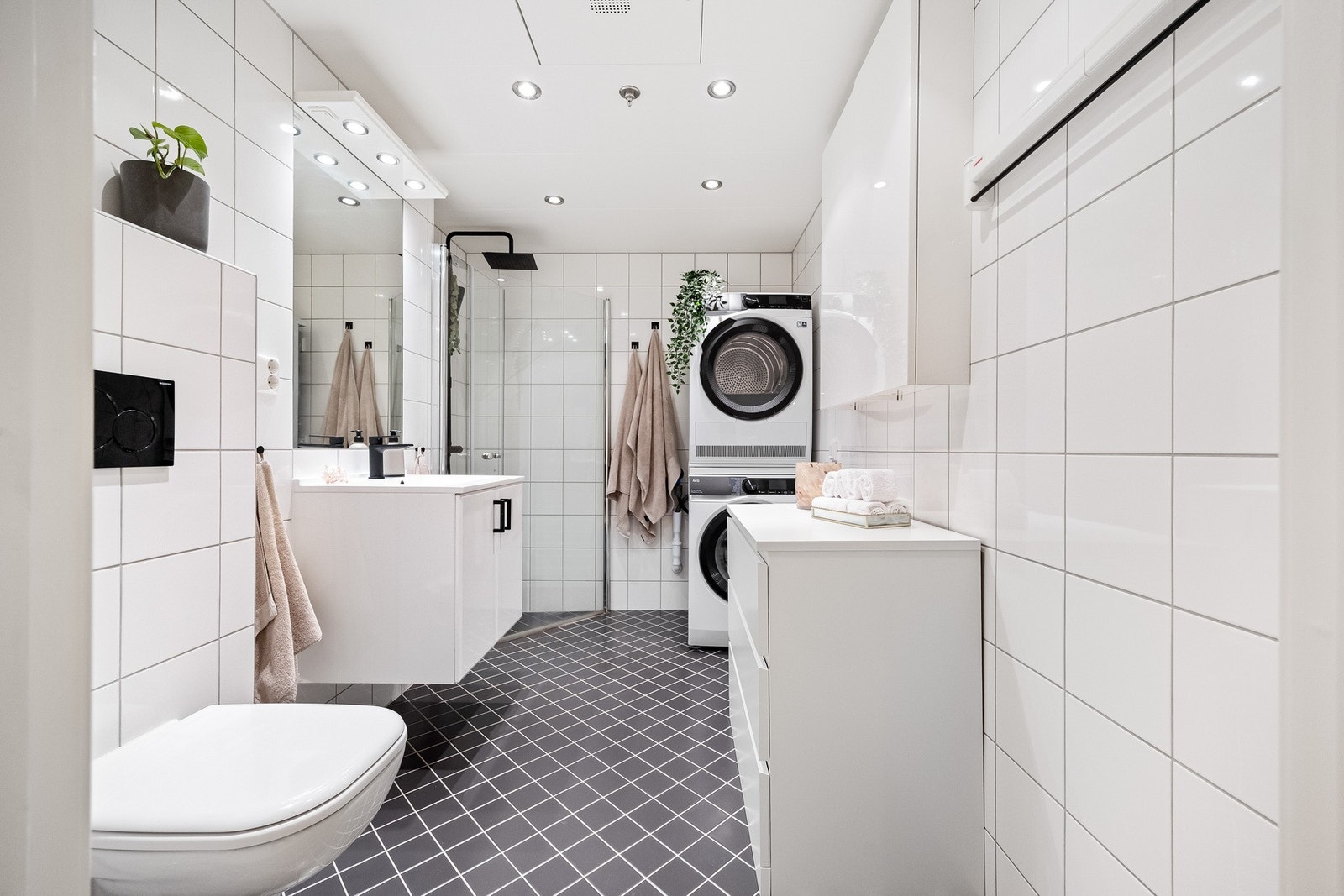 Badet har flislagte vegger- og gulv, varmekabler og innfelt downlights. Galleribilde