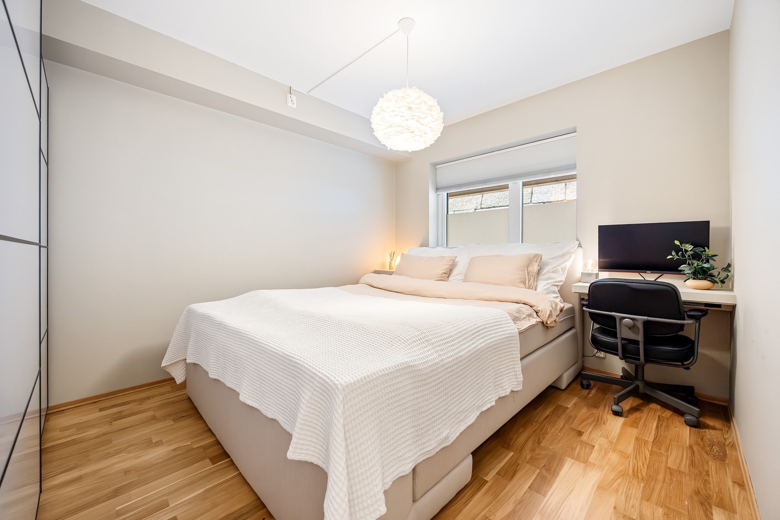 Soverommet er malt i moderne fargetoner og gulvet er belagt med trestavs parkett. Galleribilde