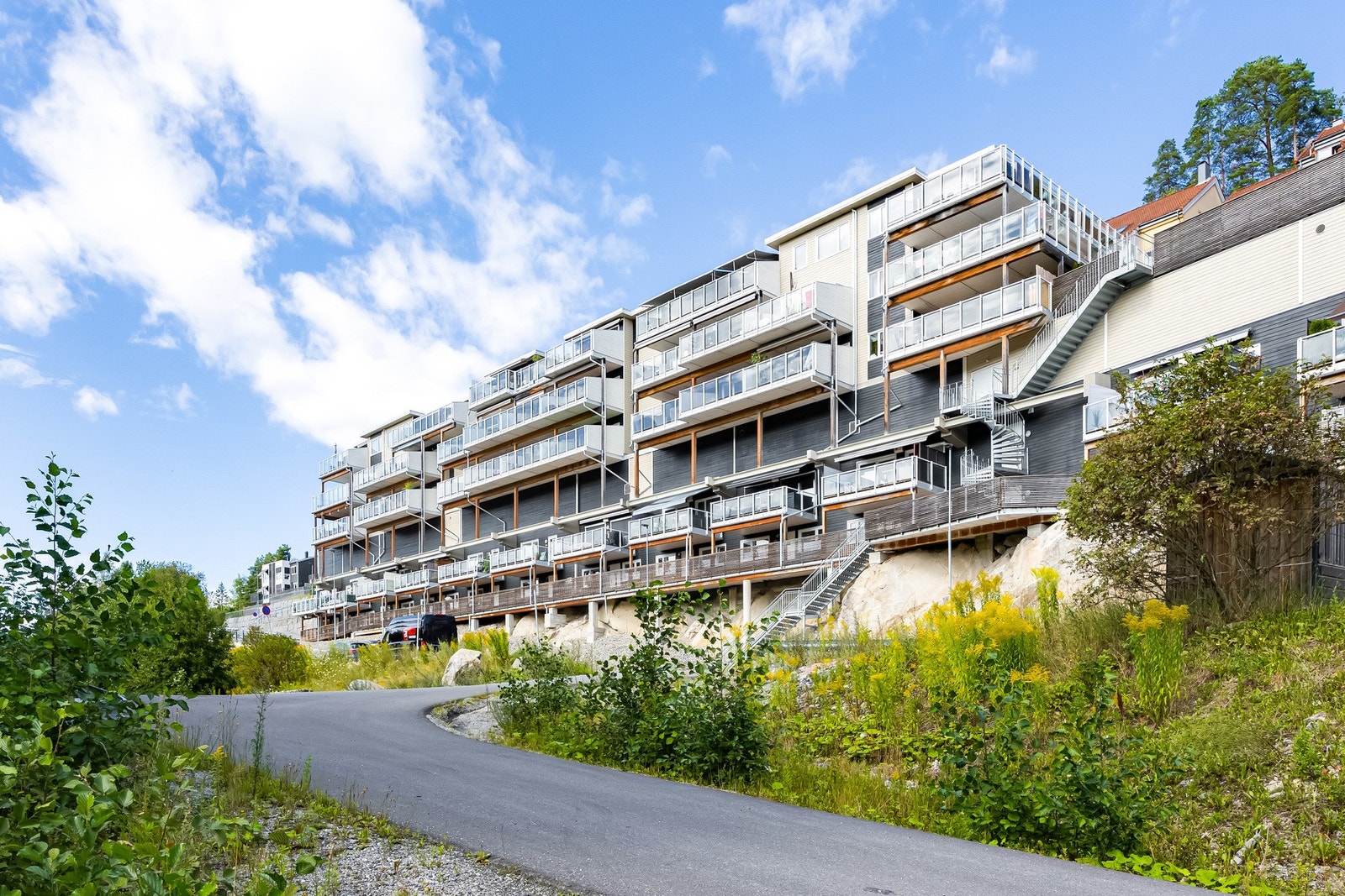 Leiligheten ligger i et rolig, attraktivt og barnevennlig boligområde på Langhus. Galleribilde