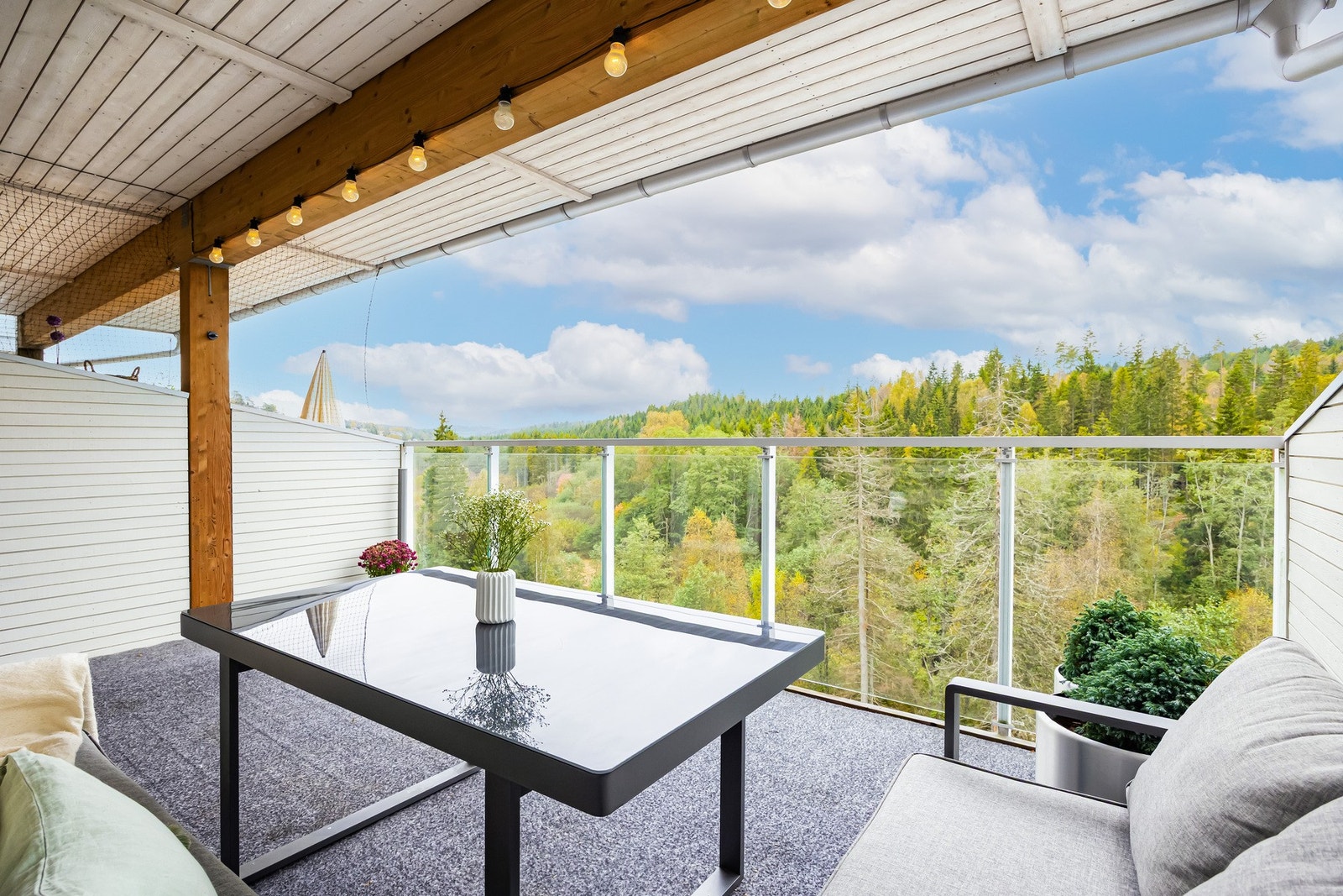 Her kan du nyte en nydelig utsikt og det er gode solforhold store deler av dagen. Galleribilde