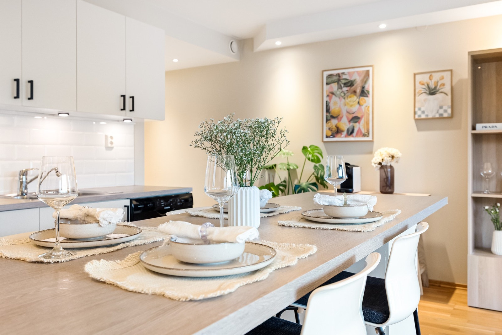 Kjøkkenet har godt med oppbevaringsplass, og den praktiske barløsningen gir ekstra benkeplass og en hyggelig sitteplass. Galleribilde