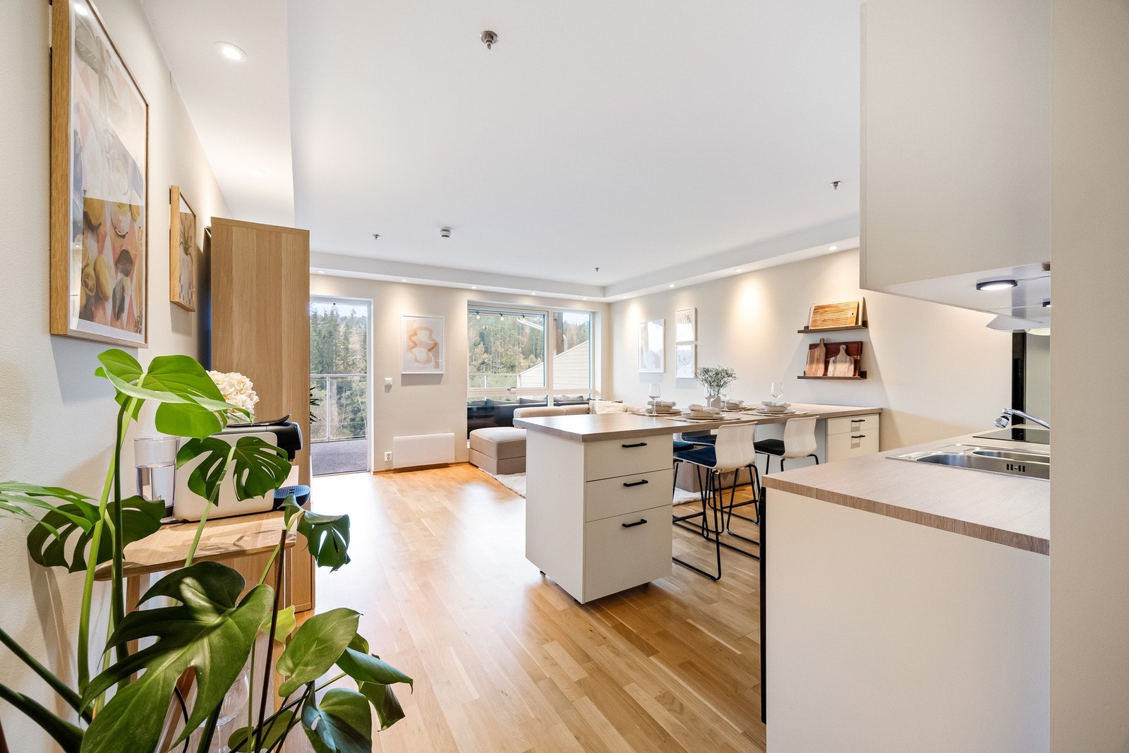 Stuen ligger i en åpen løsning mot kjøkkenet, noe som skaper et sosialt og hyggelig allrom. Galleribilde