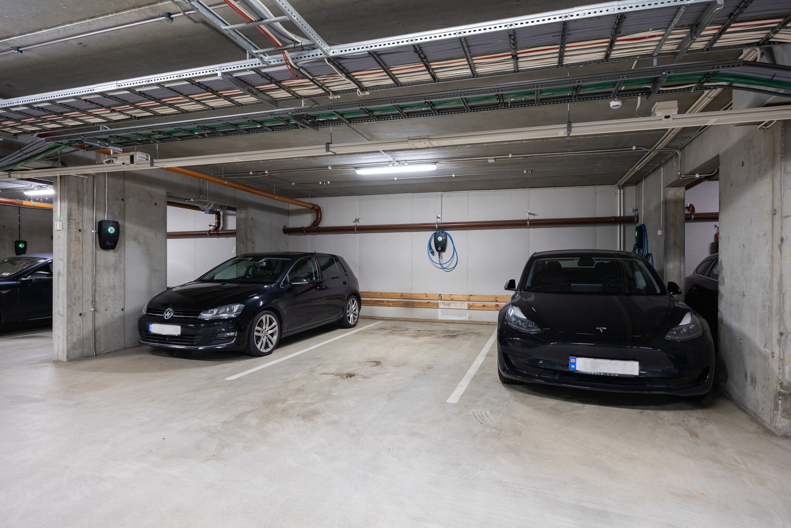 Det medfølger en parkeringsplass i felles garasjeanlegg. Galleribilde