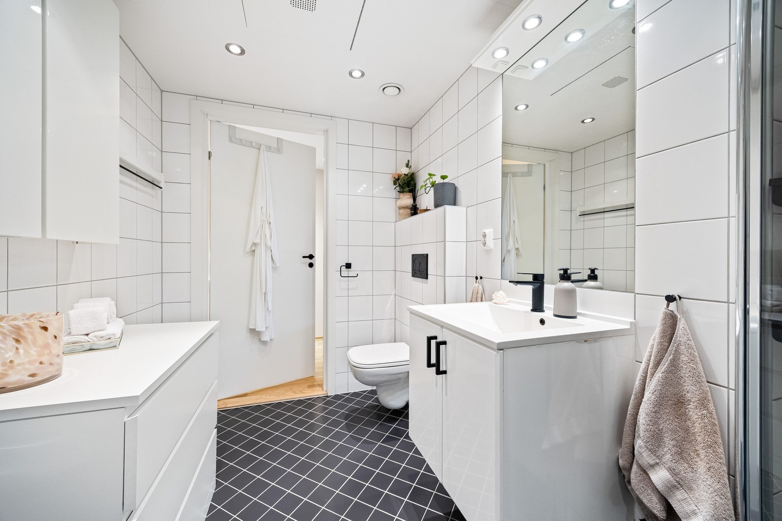 Badet har også opplegg for vaskemaskin, samt et overskap på veggen for ekstra oppbevaringsplass. Galleribilde