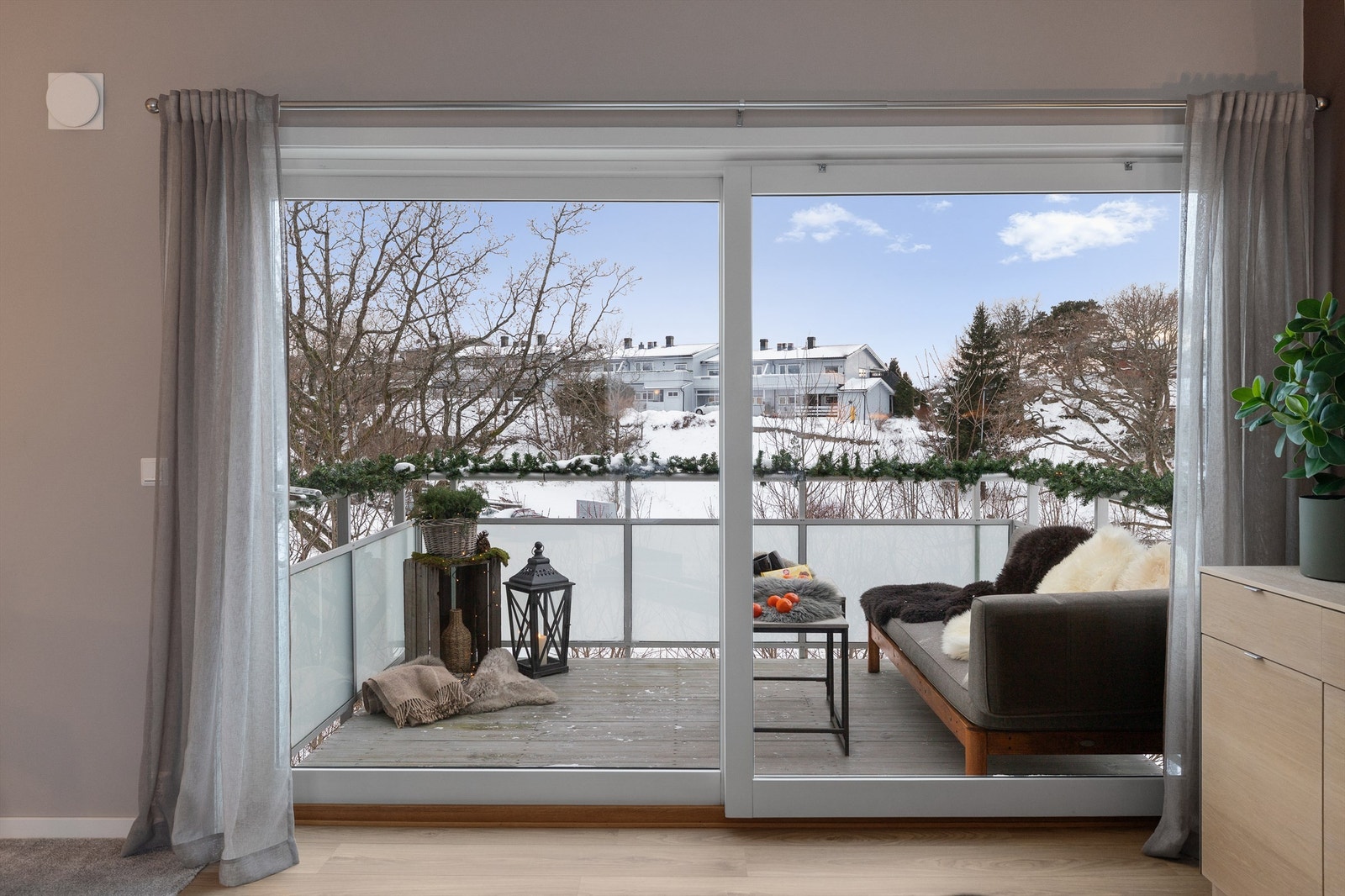 Planløsningen er god og effektiv, og de store vindusflatene i stuen og kjøkkenet sørger for en god romfølelse. Fra stuen har du også utgang til balkong både mot nord og sørvest. Begge har fin utsikt over nærområdet og gode solforhold. Galleribilde