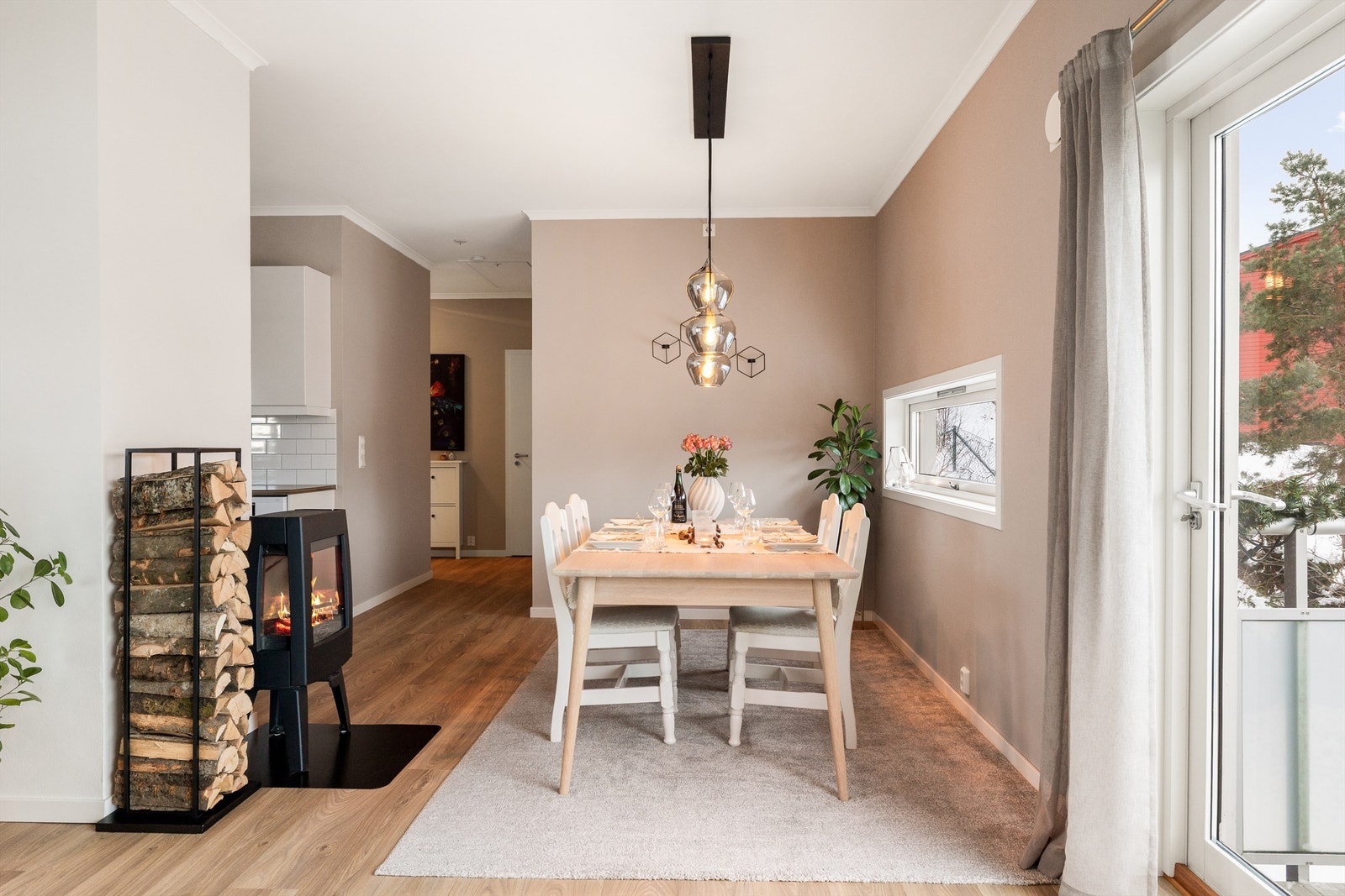 Det er rikelig med plass til både sofagruppe og stort spisebord. Galleribilde