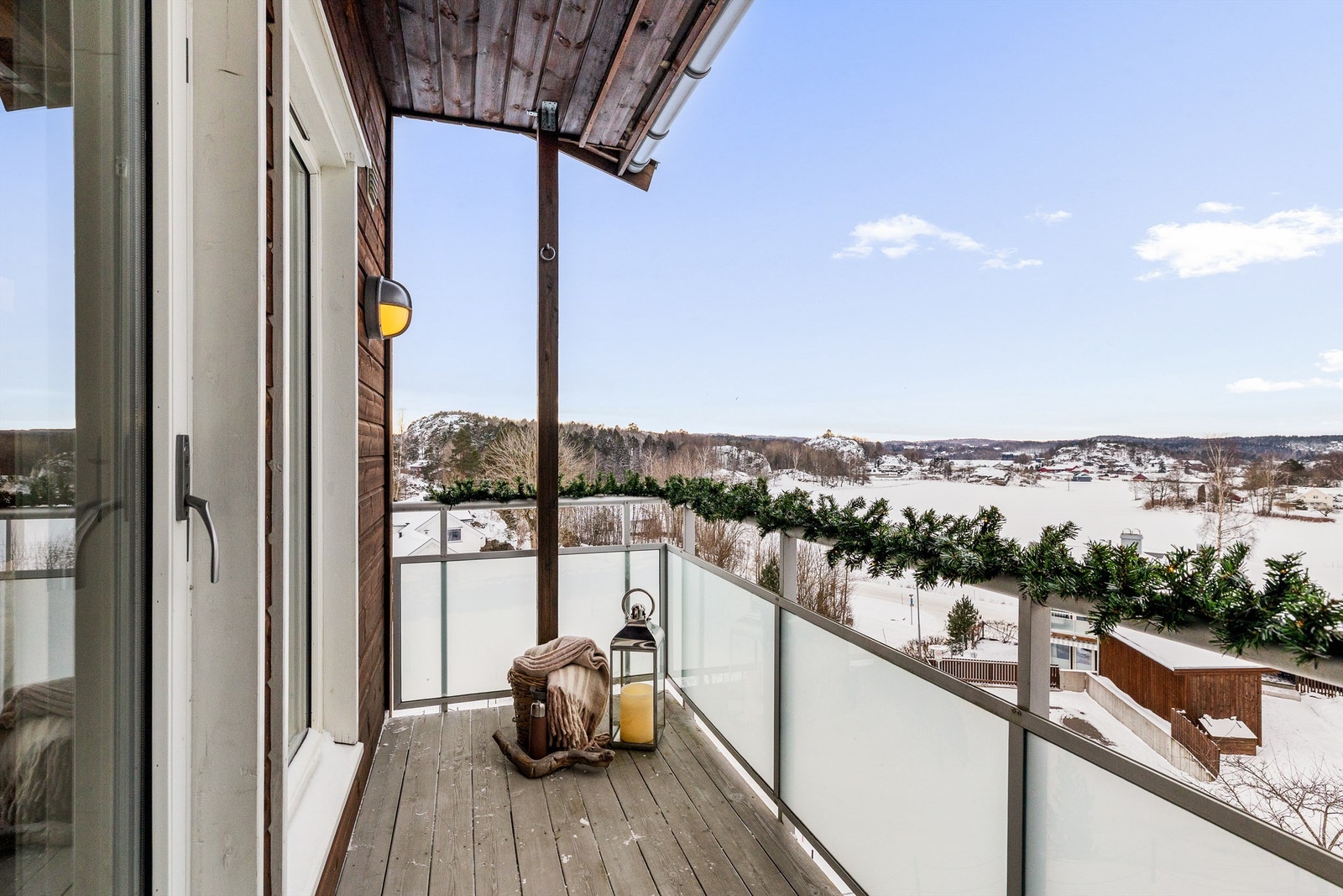 Balkongen vendt mot nord er på cirka 5 kvm og er overbygget så du sitter lunt og skjermet til. Galleribilde